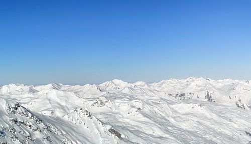 Panoramisch uitzicht hoog in de besneeuwde bergen van de Franse Alpen