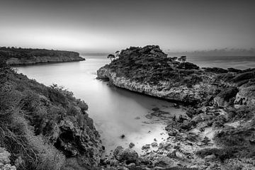 Bucht Cala Moro auf Mallorca in schwarzweis von Manfred Voss, Schwarz-weiss Fotografie
