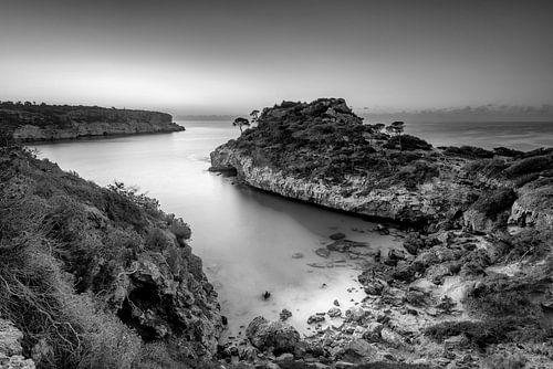 Cala Moro baai in Mallorca in zwart en wit