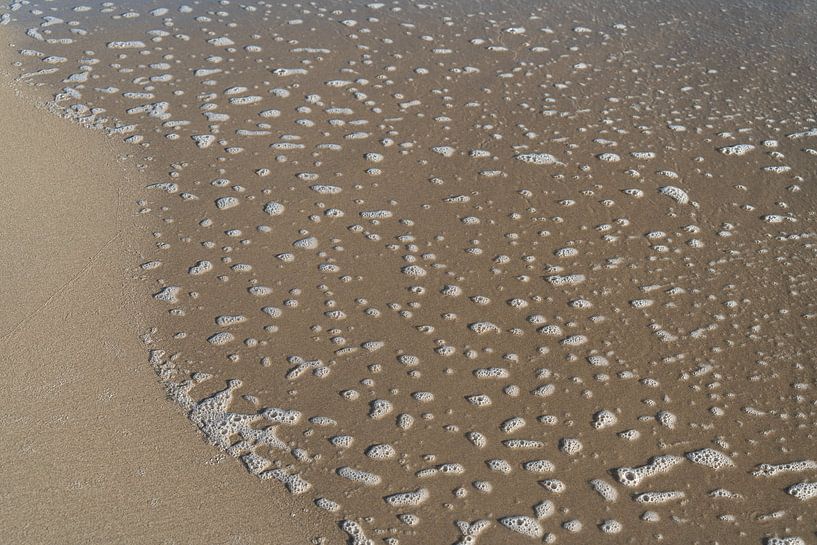 Schäumendes Wasser am Sandstrand von Adriana Mueller
