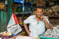 Stolzer Mann an seinem Marktstand in Sri Lanka