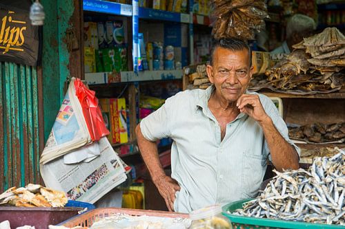 Trotse man bij zijn marktkraam in Sri Lanka