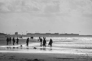 Menschenmassen am Strand von Martijn Wit