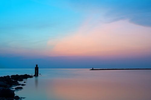 An evening at sea by Aline van Weert