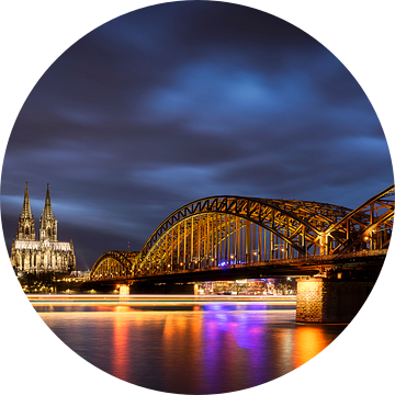 Blauwe uur Keulen Hohenzollernbrücke van Vincent Fennis