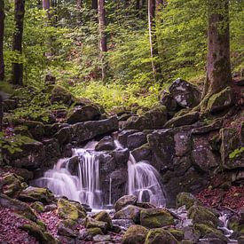 Kleine waterval bij de Buchenbach van Jürgen Schmittdiel Photography