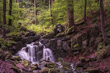 Kleine waterval bij de Buchenbach van Jürgen Schmittdiel Photography