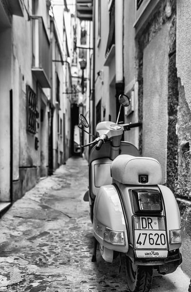 Vespa Scooter in Italiaanse straat van Mario Calma