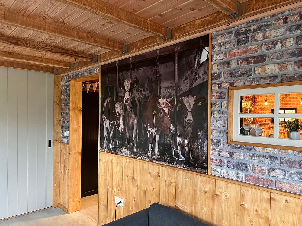 Koeien in oude koeienstal  van Inge Jansen 