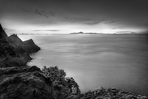 Kust van Gran Canaria met uitzicht op Tenerife. Zwart-wit beeld.