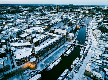 Zwolle besneeuwde Thorbeckegracht tijdens een koude winterochtend van Sjoerd van der Wal Fotografie