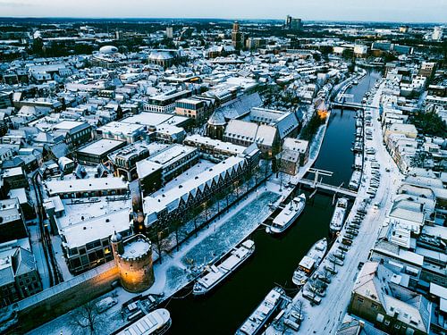 Zwolle besneeuwde Thorbeckegracht tijdens een koude winterochtend