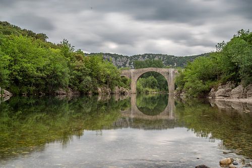 De rivier de Herault in het zuiden van Frankrijk met op de achtergrond de Pont de Saint Etienne d'Is