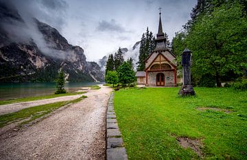 Kapelle am Pragser Wildsee - Lago di Braies von Rene Siebring