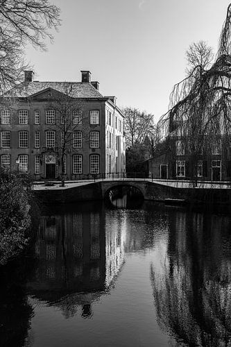 Uitzicht op de brug vanaf de brug Zwart wit