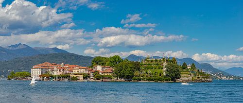 Kleine zeilboot voor Isola Bella in het Lago Maggiore, Stresa, Piëmonte, Italië