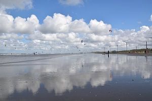 Kitesurfers bij eb op het strand van Wijk aan Zee - sport en natuurfotografie. van Christa Stroo fotografie