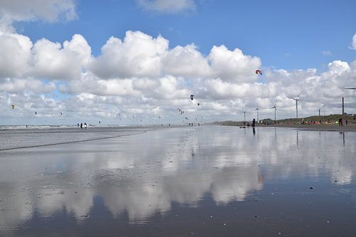 Kite surfers à marée basse.