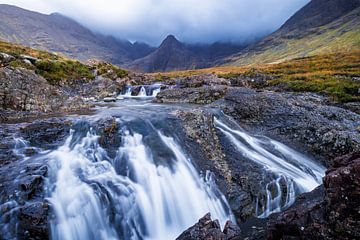 Au milieu des Fairy Falls sur l'île de Skye sur Krijn van der Giessen