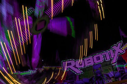 Rotor en mouvement – Trajectoires lumineuses circulaires d'un manège
