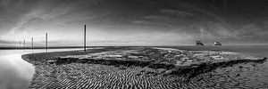 Pfahlbauten am Strand von Sankt Peter Ording in schwarzweiss .