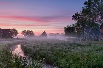 Zaanse Schans bij zonsopkomst van John Leeninga