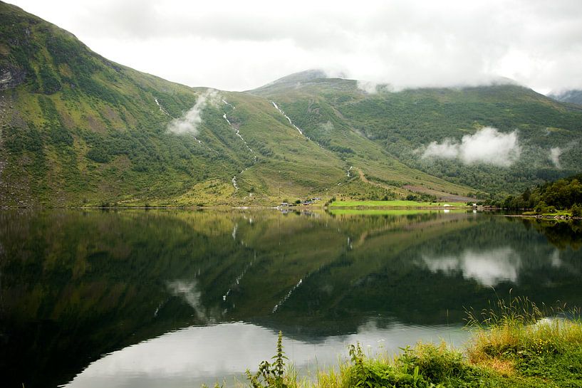 blick über einen See in Norwegen von Karijn | Fine art Natuur en Reis Fotografie