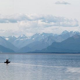 nouvelle zelande au lac anau et montagnes avec canoe sur Martijn Wams