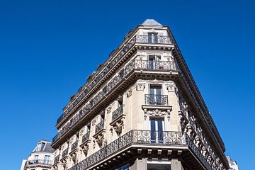 View of historic buildings in Paris, France by Rico Ködder