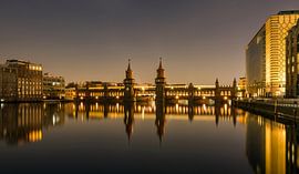 Oberbaumbrücke nachts mit Spiegelung von Frank Herrmann
