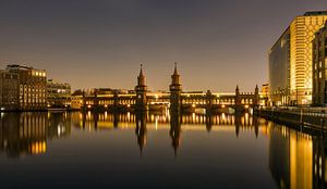 Oberbaumbrücke nachts mit Spiegelung