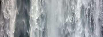 Panoramique de la chute d'eau Skógafoss en Islande.