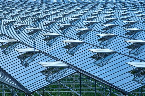 Oneindig glazen dek met ventilatieramen van een tuinbouwkas