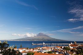 Uitzicht vanaf Horta, Faial op de vulkaan Pico von Arline Photography