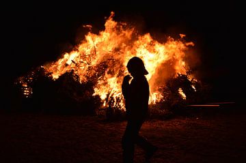 Feuerwehrmann bei Weihnachtsbaumverbrennung von Erik Terpstra