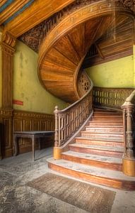 Reines Handwerk – verlassenes Treppenhaus, Frankreich von Roman Robroek – Fotos verlassener Gebäude