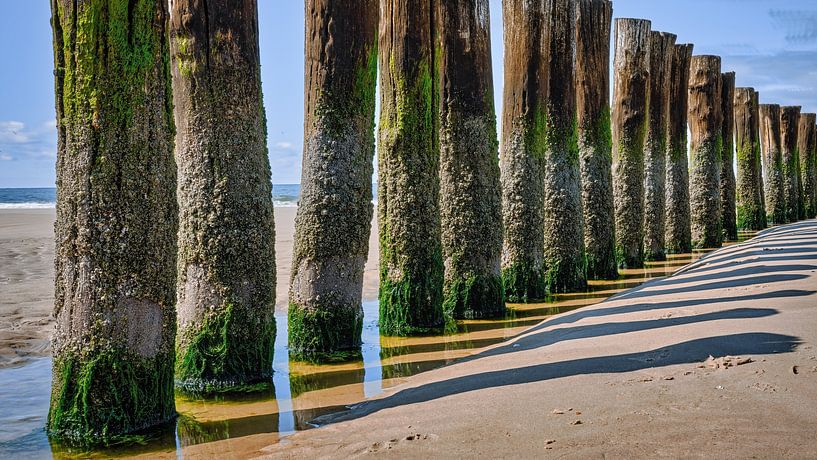Strand Schoorl met golfbreker van eric van der eijk