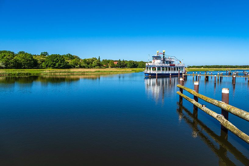 Landschaft mit Schiff am Prerowstrom in Prerow van Rico Ködder