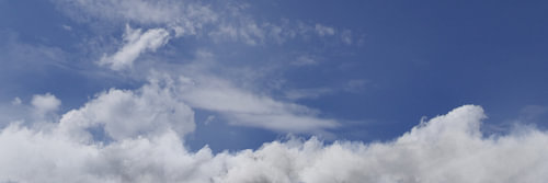  3D-weergave van een panoramisch uitzicht op een blauwe lucht bedekt met pluizige 