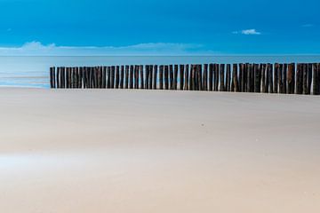 Houten paaltjes op het strand van Frank Lenaerts