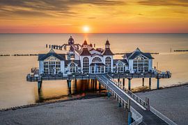 Zonsopgang op de Sellin Pier, Duitsland van Michael Abid