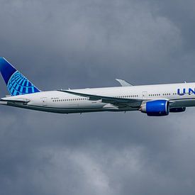 Flyby van een United Airlines Boeing 777-300. van Jaap van den Berg
