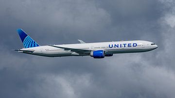 Flyby van een United Airlines Boeing 777-300. van Jaap van den Berg