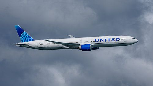 Flyby van een United Airlines Boeing 777-300.