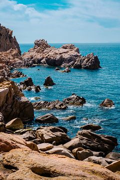 Rotsen in zee op Sardinië van Tom Rijpert