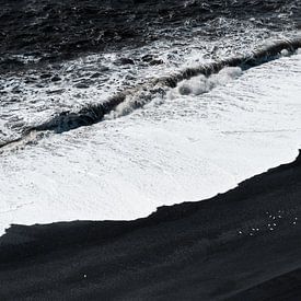 Golven op zwart strand van Dennis van den Worm