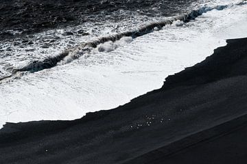 Vagues sur une plage noire sur Dennis van den Worm