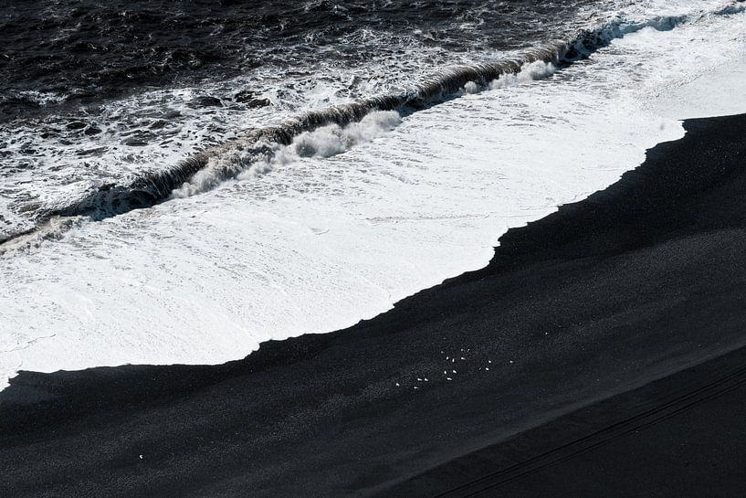 Vagues sur une plage noire par Dennis van den Worm