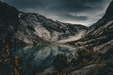 Gletsjer met smeltwater in Noorwegen van Luuk van den Ende