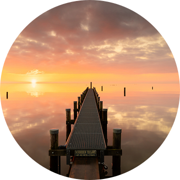 Steiger in het IJsselmeer tijdens zonsondergang